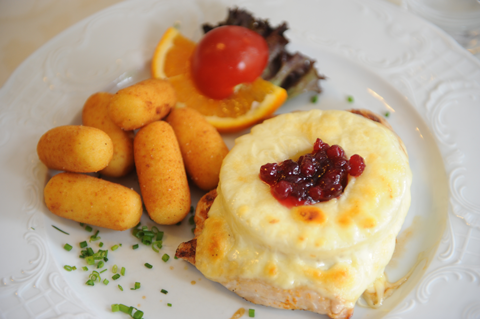  Putensteak Hawaii mit Kroketten